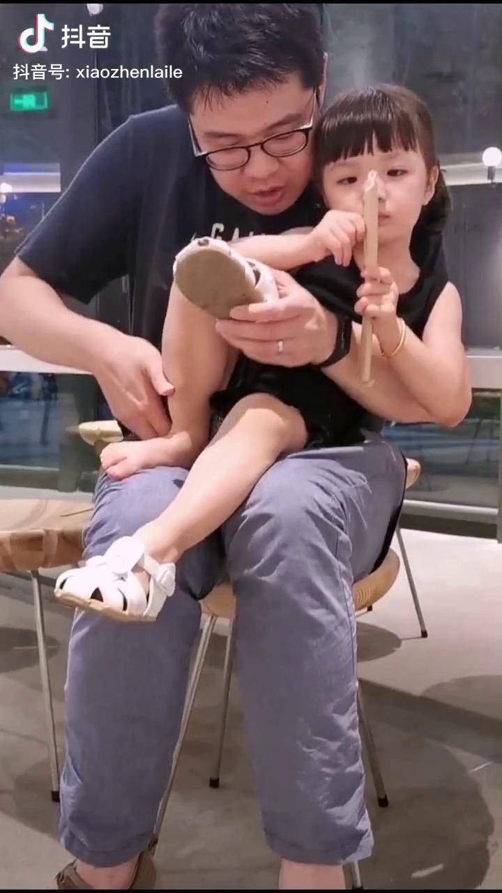 男人有了女儿后连闻臭脚丫都是那么撒狗粮