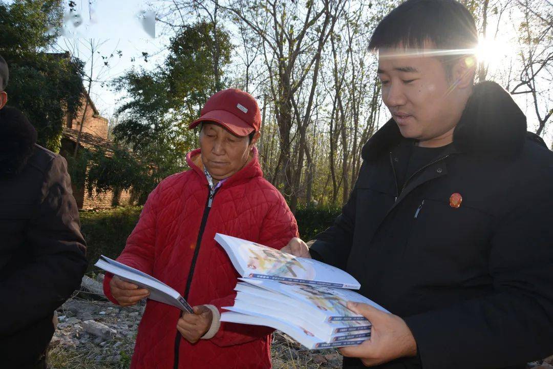 近日,該院大東法庭何志強法官一行前往南集鎮下營村就一起分家析產