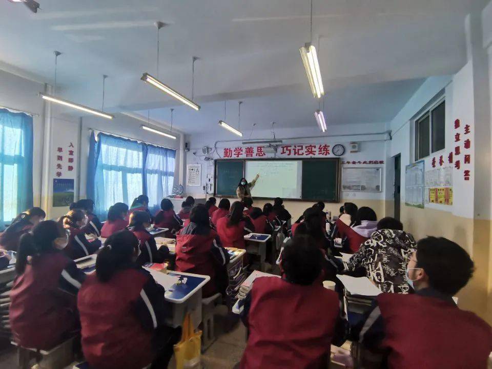 永登县西铁中学复学后第一节体育课