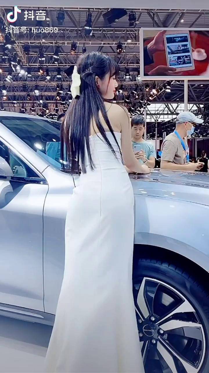 最美车模抱起小熊就跑 气质美女 背影女神 女神 美女 最美车模