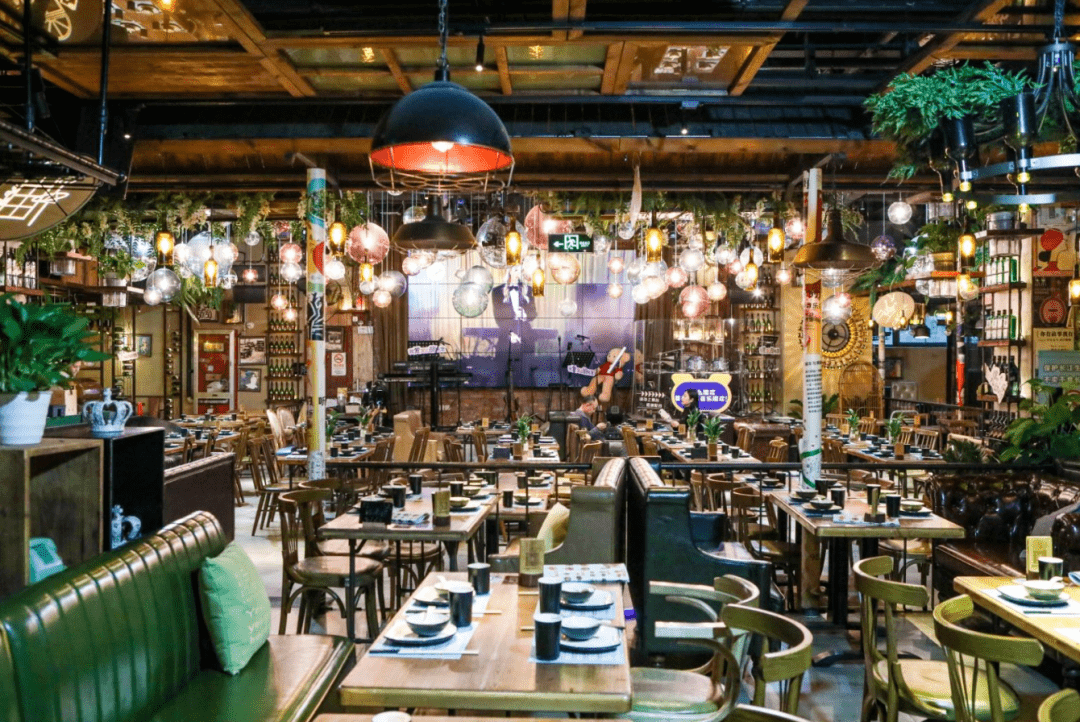 胡桃里音乐酒馆宝山店沪上音乐网红餐厅有酒有肉有音乐的生活才够精彩