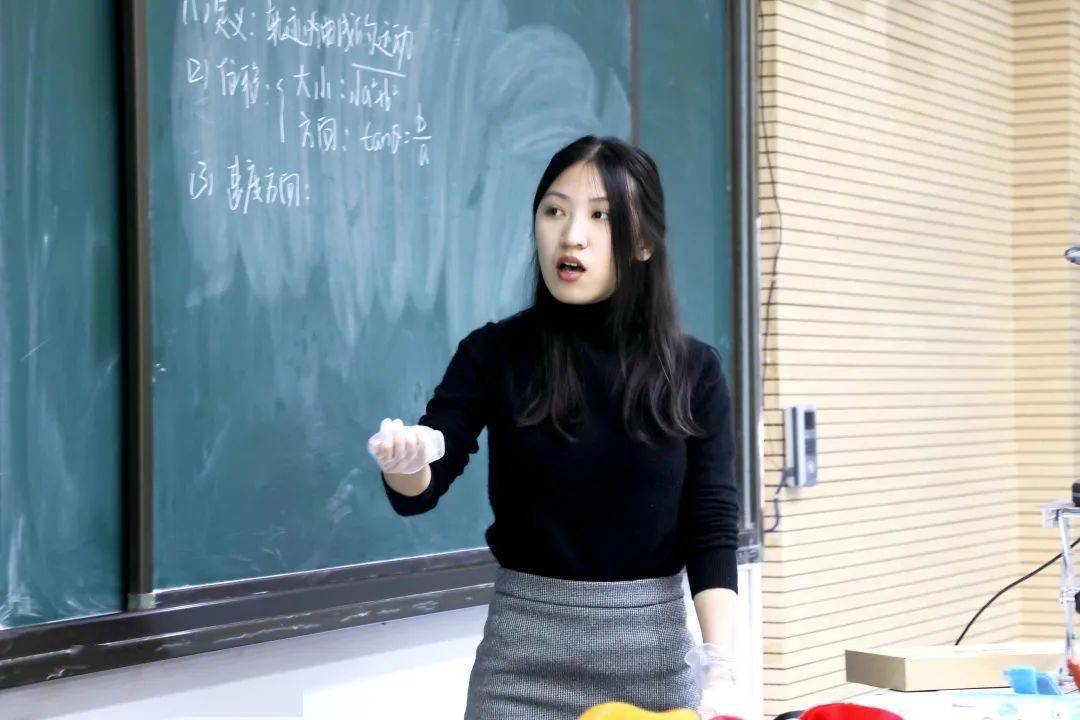 宁波三中林蓉蓉老师在回顾已学内容时,类比得到研究曲线运动的物理量