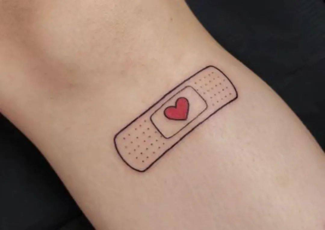 治愈我们创伤的创可贴纹身