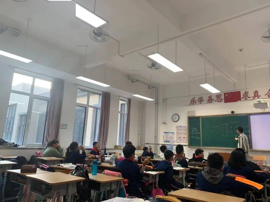 天津新源小学图片