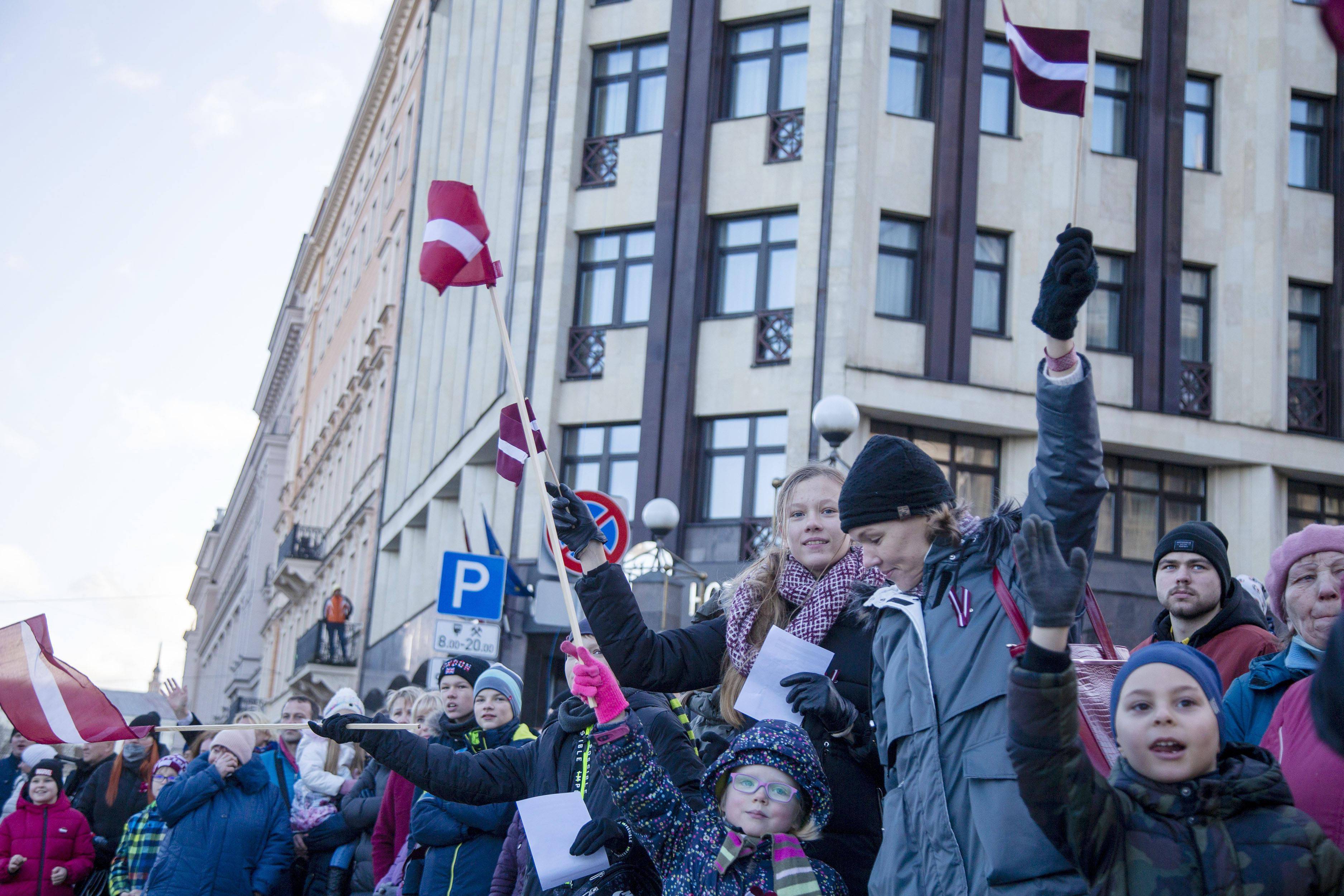 11月18日,民众在拉脱维亚里加街头庆祝独立日.