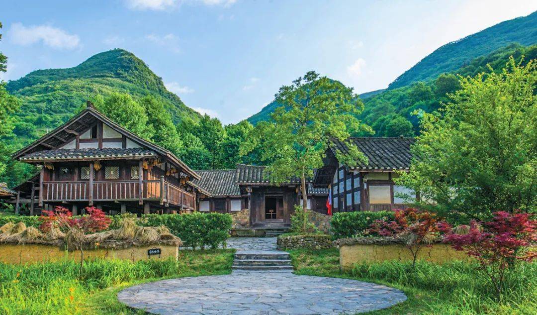 陈松在枫香镇苟坝村红色美丽村庄试点建设工作会上强调传承红色基因