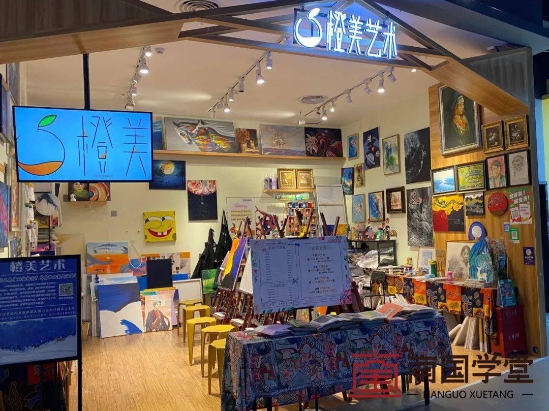 店面不大 敞开式的绘画空间 给商场增添了一些艺术气息 但人多时 吵闹