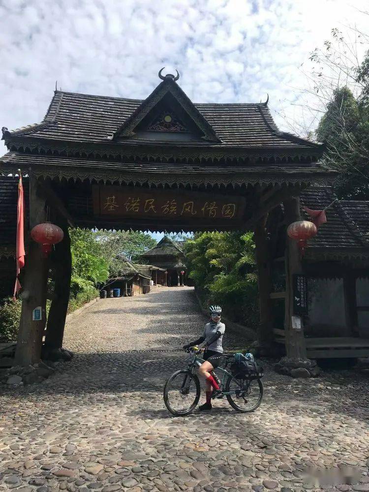 绕道野象谷汇聚景洪市橄榄坝傣族风情园傣族风情园中保护存留下来的