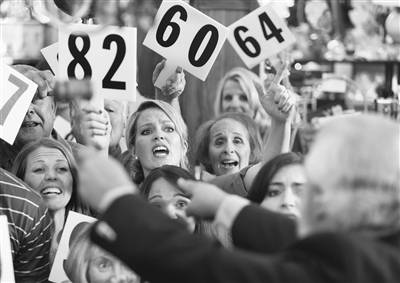 西方花式囤货 囤的是“必需”还是“心安”？