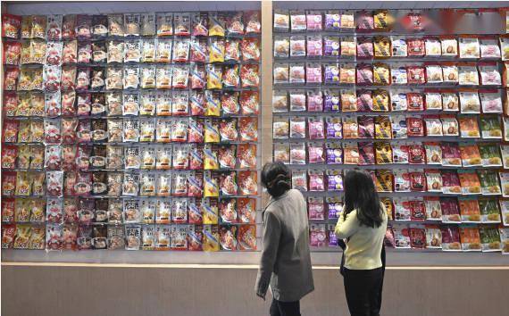食品|生活观察|高颜值、IP融合、低卡减脂……花样小零食如何撬动大市场？