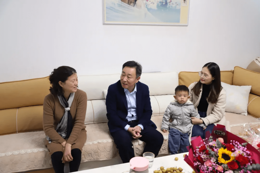 为把党风廉政建设工作引向深入,关心了解纪检监察干部家庭实际情况