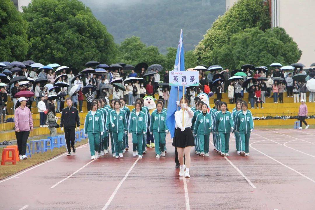 文體表演拉開了序幕快隨著官微君一起往下看吧大型文體表演五祖拳健