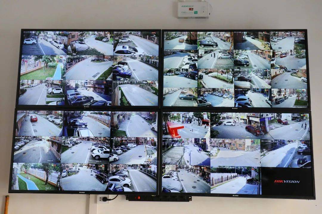 监控室大屏幕安装智慧道闸,设置新保安亭小区内安装了46盏路灯,42个