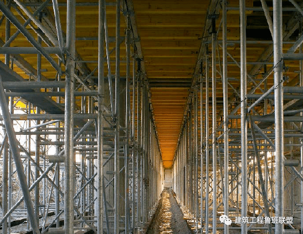 早拆的几种做法 ① 狭窄模板同混凝土接触,可调支撑头,独立式钢支撑