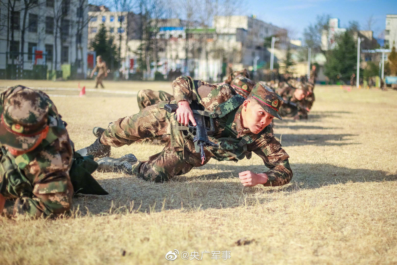 日前,武警第一机动总队新兵六大队组织全体新兵开展单兵战术基础动作