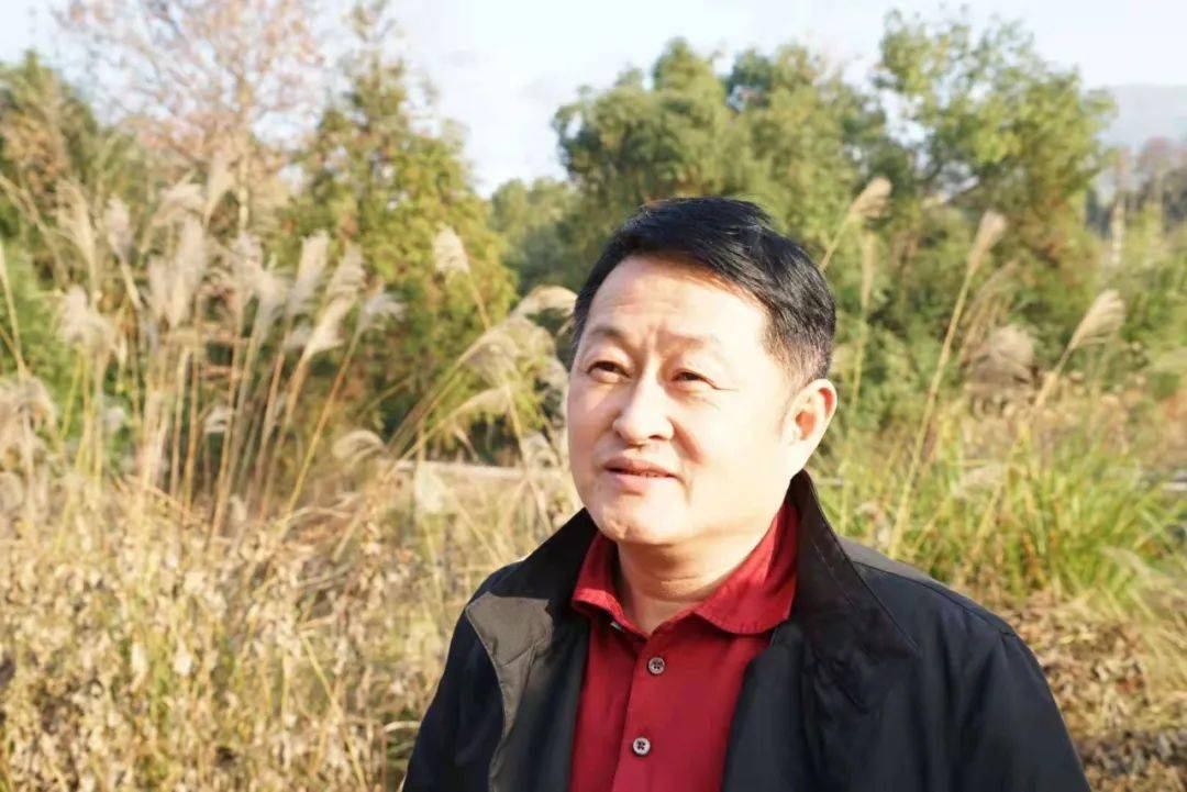 少时的李若忠总有一个梦想:修一条柏油马路通往大山