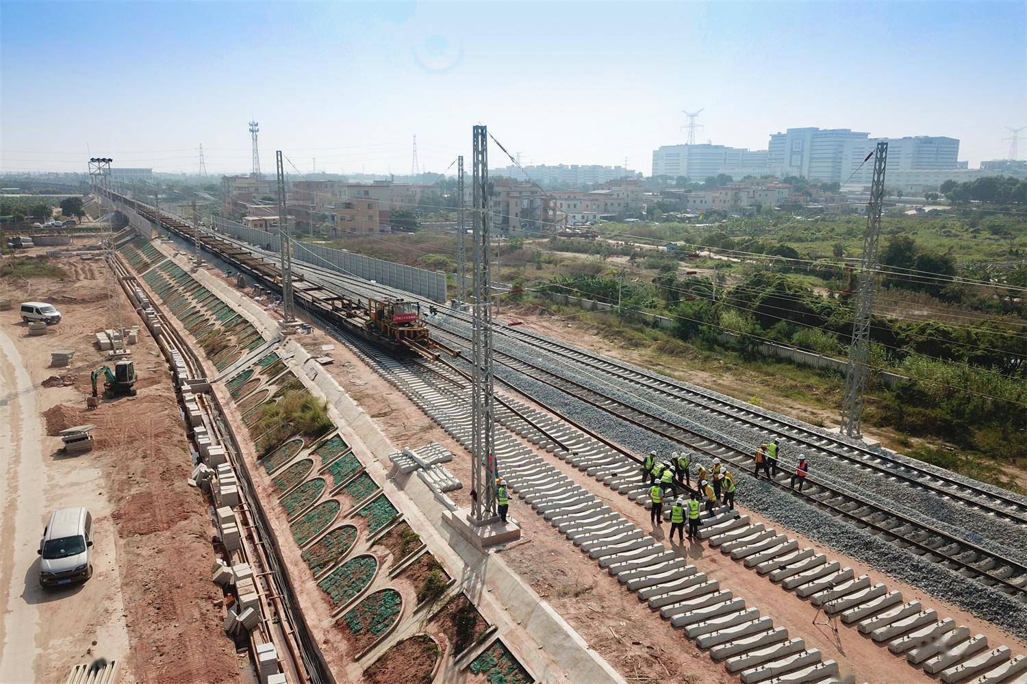 最后冲刺南沙港铁路全线长轨铺设超七成