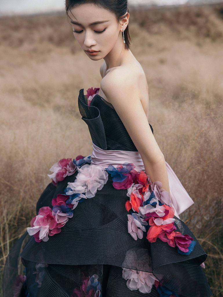 吴谨言花纱露肩礼服秀香肩锁骨 工业浪漫风大片托唯美气质