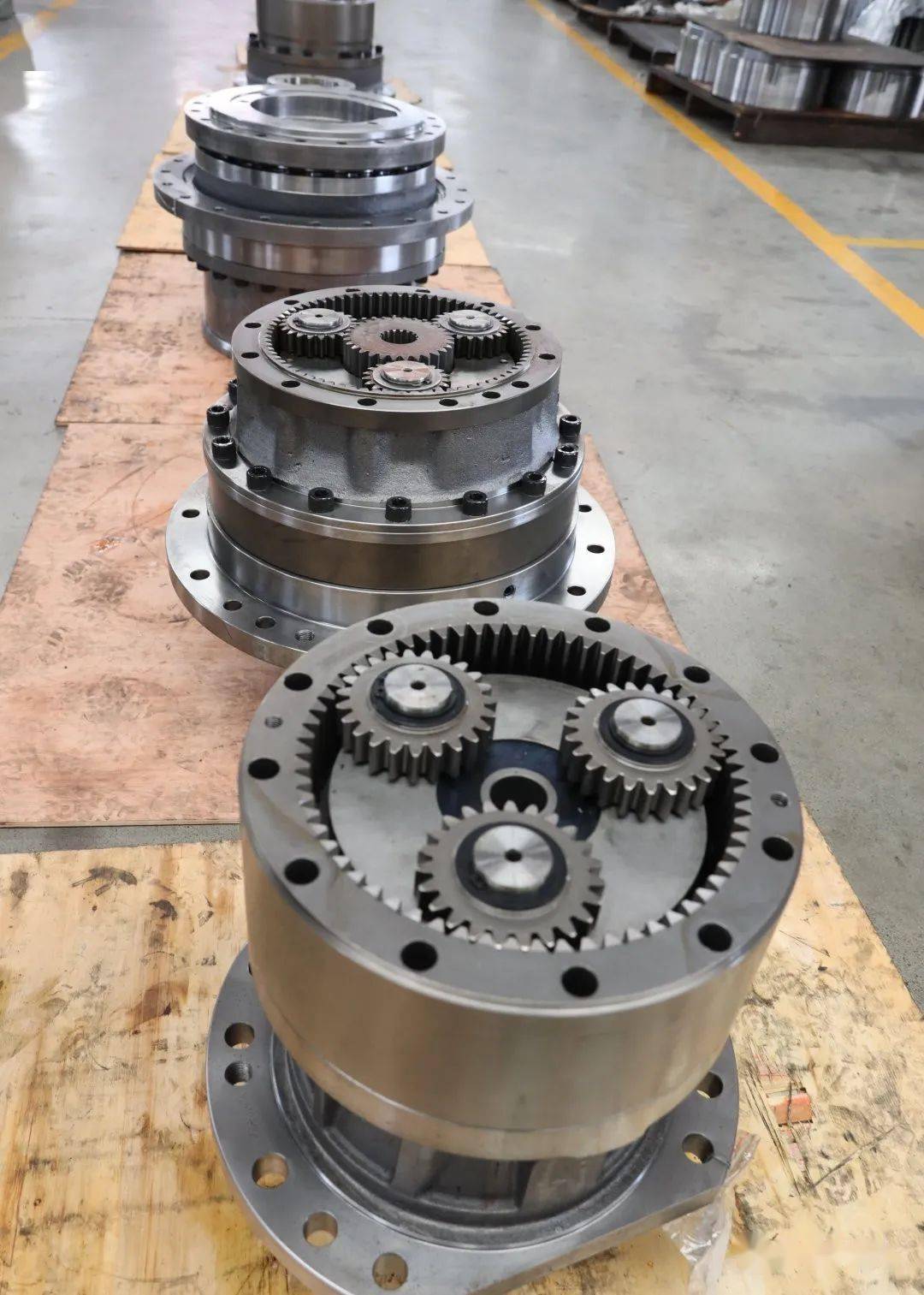 民企风采宏翔机械利用数控机床加工零部件一万多个