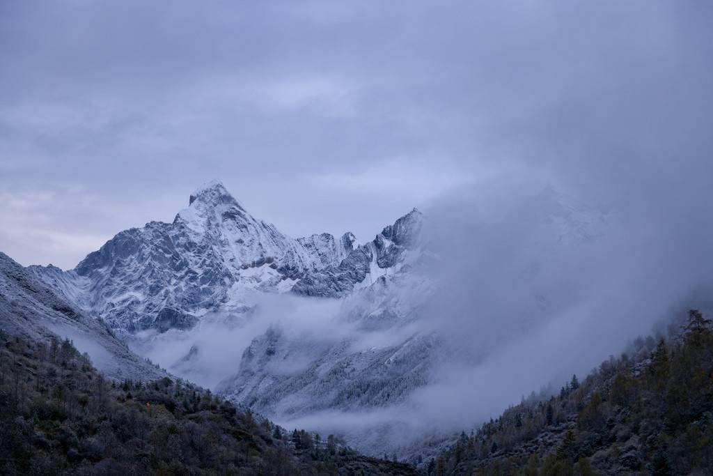 显得|四姑娘山，今天换上了“混搭”彩色新衣