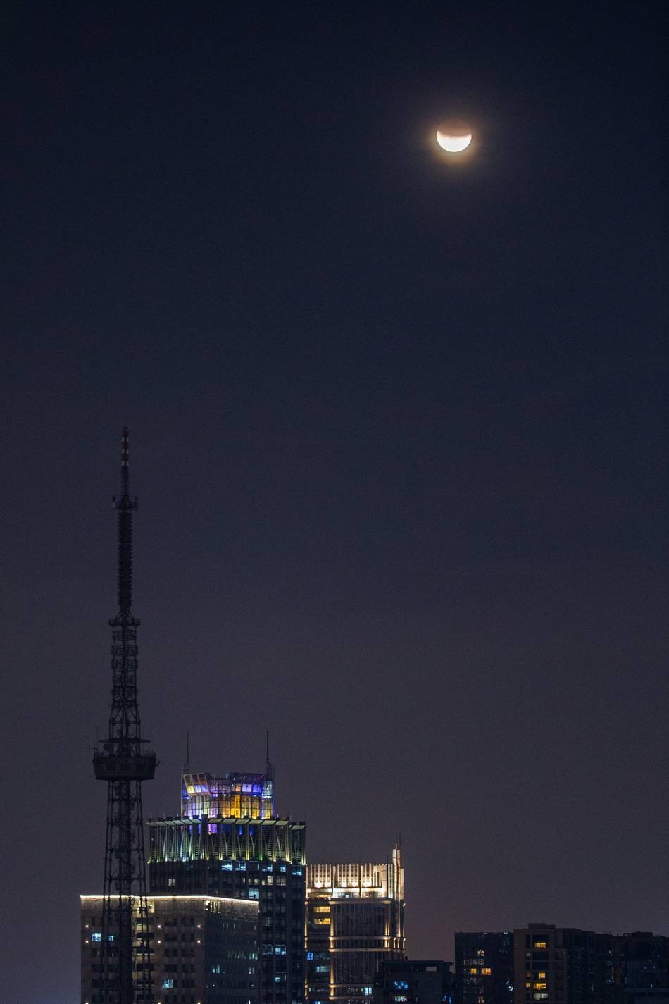 城事丨别再错过了！本世纪最长月偏食全球美图大放送