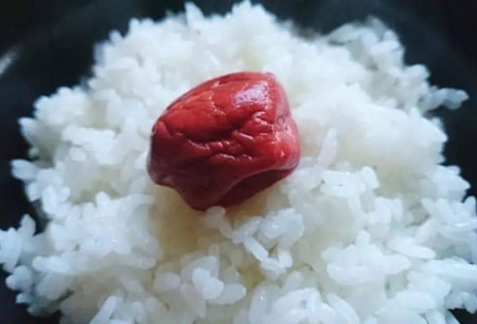 日本便当中为什么总要放颗梅干没想到有这么多学问