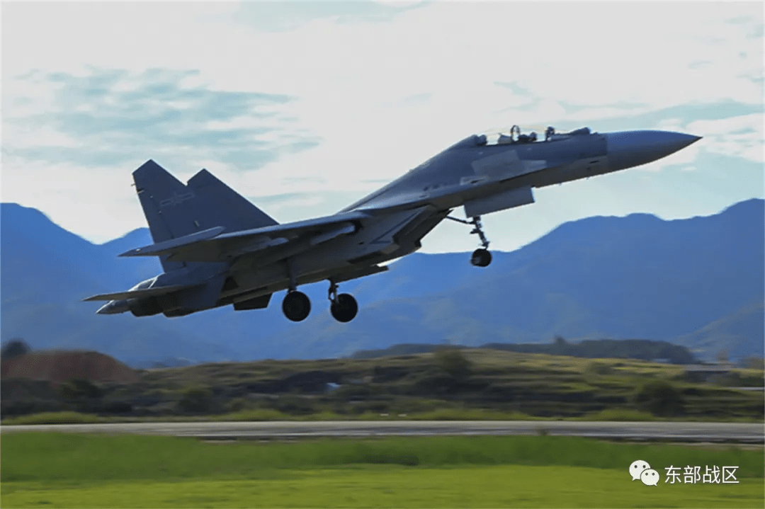 东部战区歼-16战机昼夜出击,一字排开望不到头