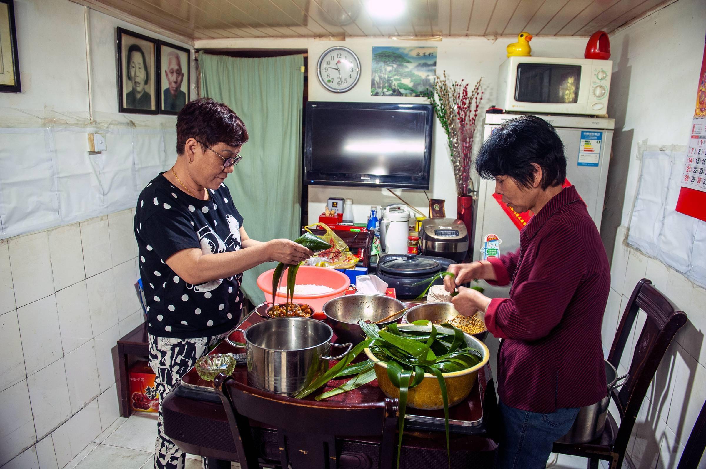 上海|摄影家楼定和过世：上海“另一半人的生活”的影像如何不散失