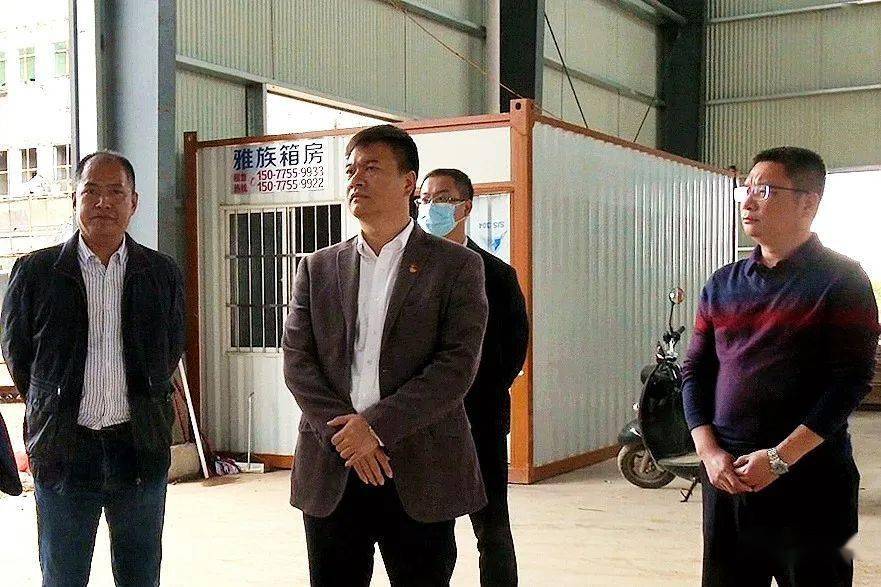 在闽桂木业生态产业城,黄德佳实地察看了入园企业项