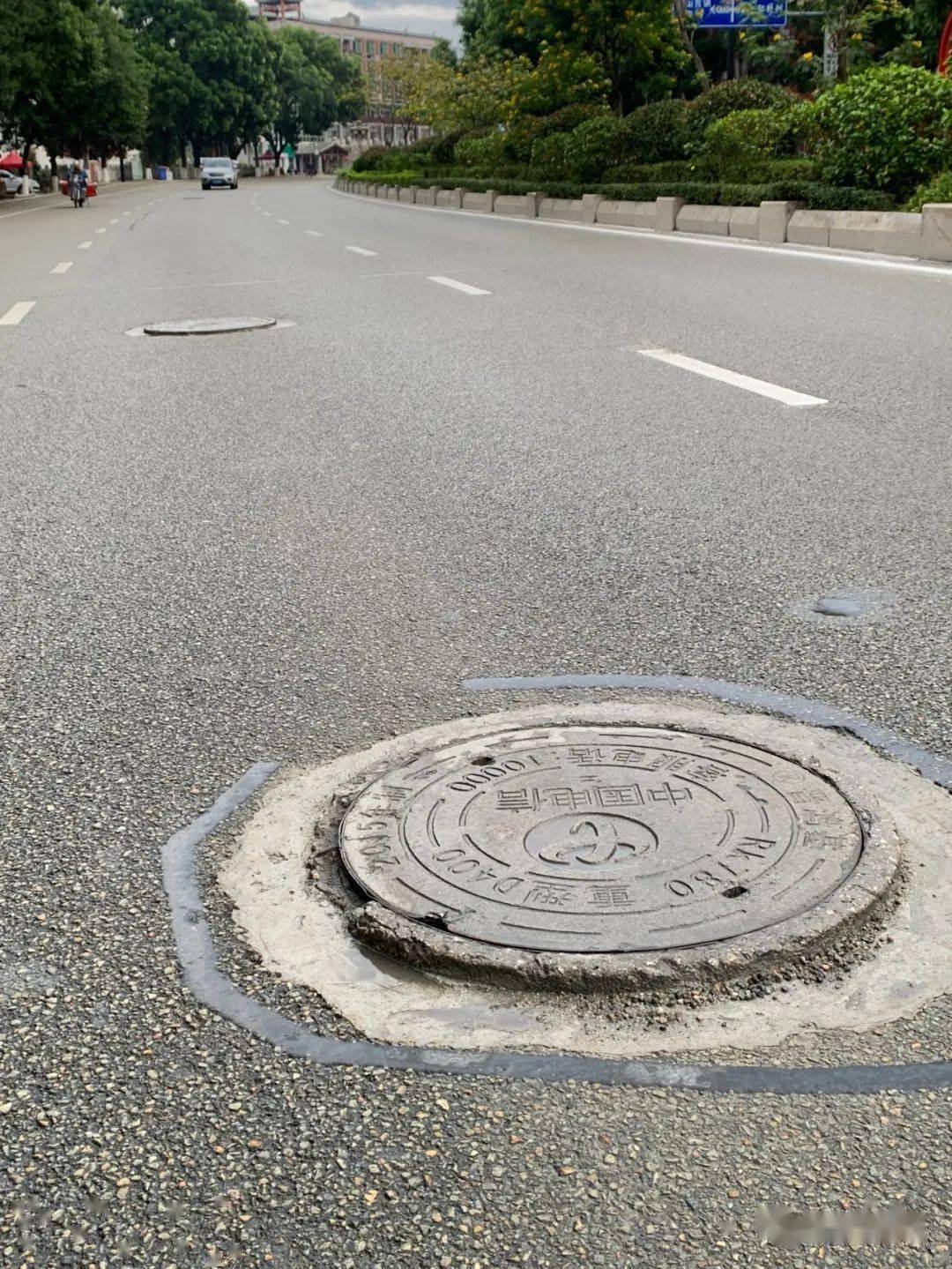 【网友说事】永春这个路段井盖"被长高",怎么回事?