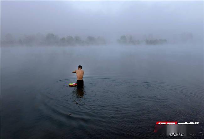 泳士|组图丨小雪日 “泳士”冬泳洣水河