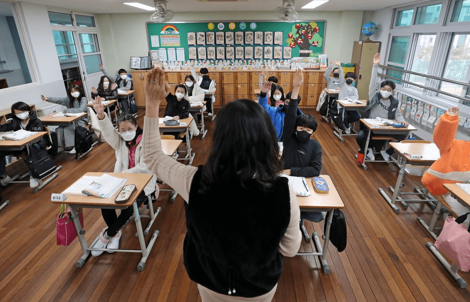 时隔近2年，韩国学校全面恢复线下教学 