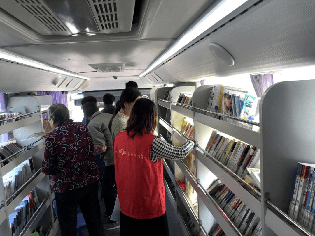 市图书馆图书流动车2021年下半年送阅读服务达43次
