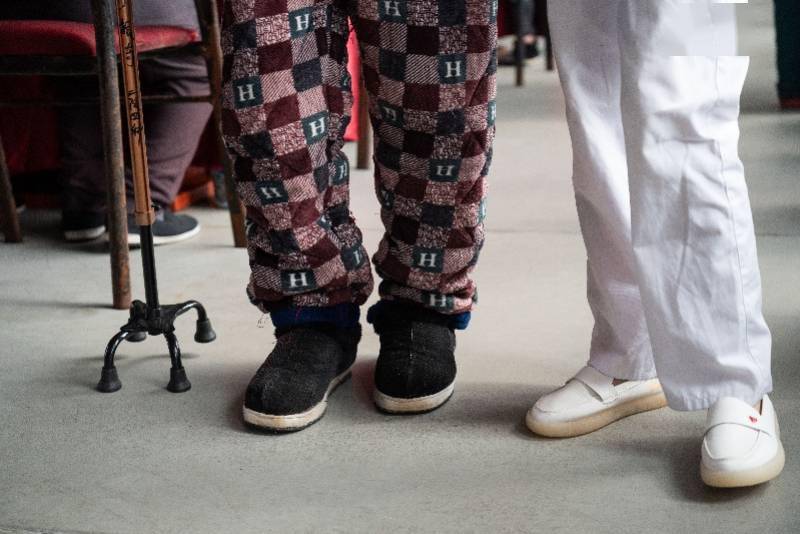 血液|老人腰痛小心是多发性骨髓瘤，花20元做个检查利于早诊