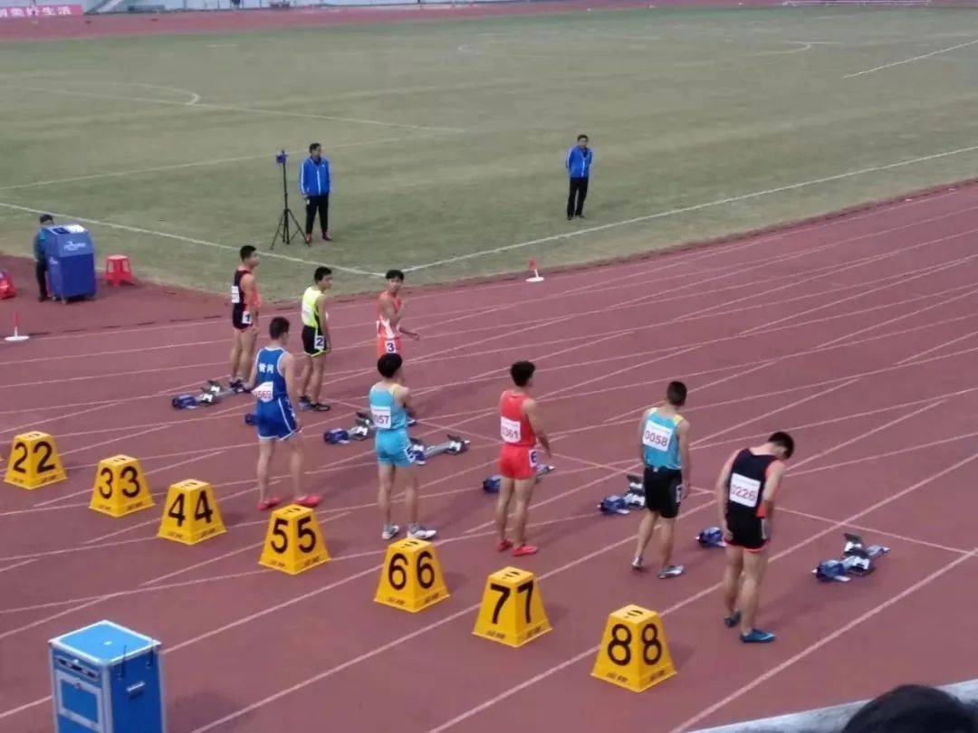 武师附小田径队员在湖北省田径锦标赛中获得金牌