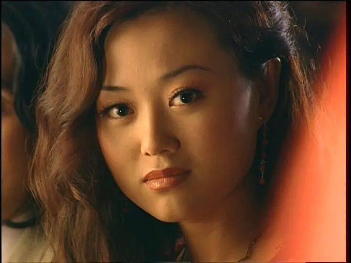 亮片欧阳娜娜的脸，像是开了学姐妆特效