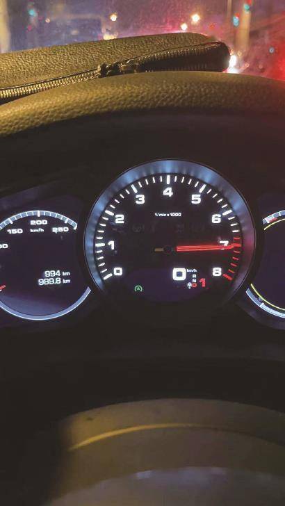 男子新买保时捷卡宴上路13天转速表爆表