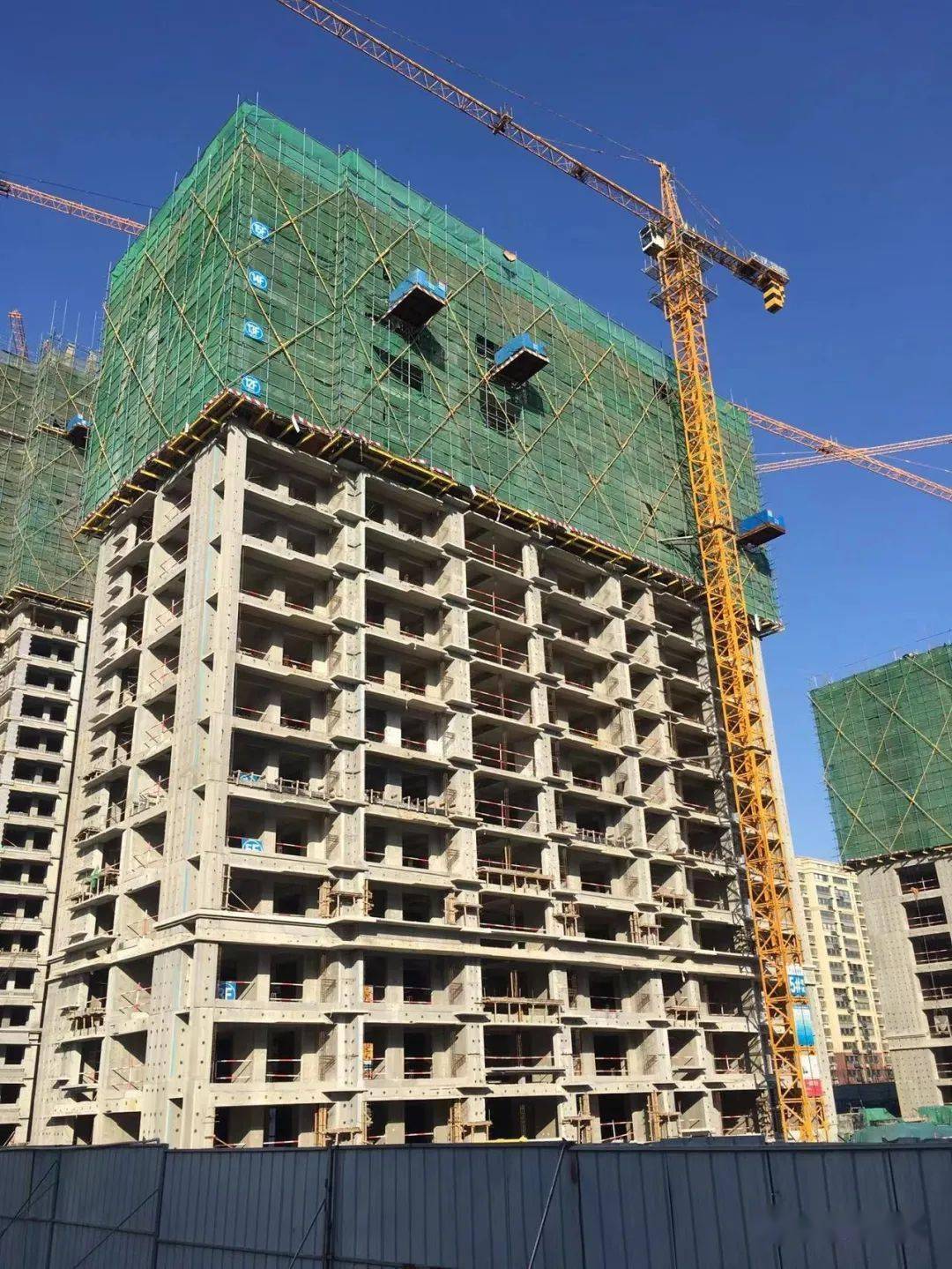 孟达桂馨苑9#喜封金顶 1#,2#楼全面开工