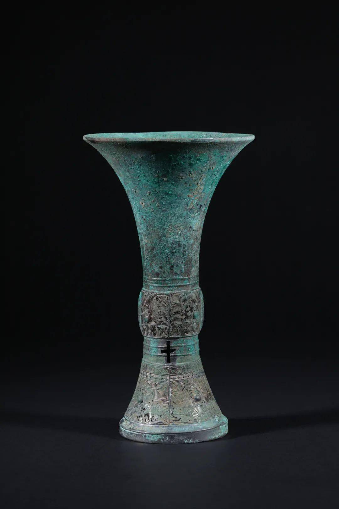 青铜觚,是中国古代一种用于饮酒的容器,溯起于新石器时代,铜觚出现于