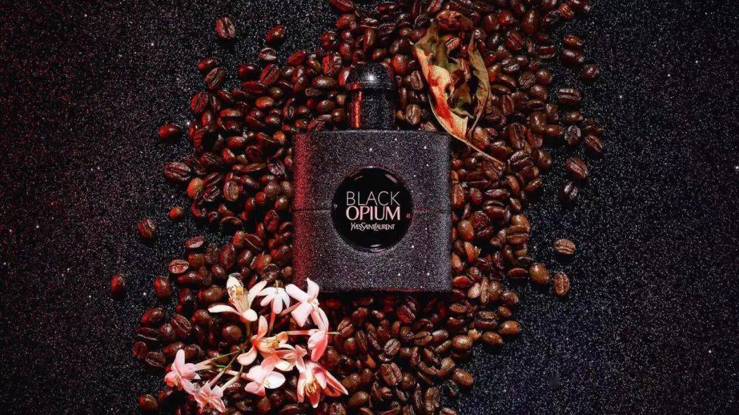 以深沉广藿,至黑香草和纯白茉莉衬托纯黑咖啡香调,淋漓绽现撩拨人心的