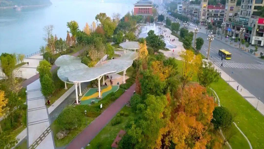 在涪陵锦绣广场,各式各样的风筝腾空而起,遨游在蓝天之上,仔细一看,有