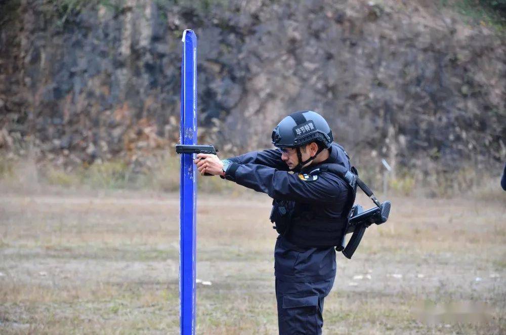 安全帶,扁帶在出發地線處,裁判員下達