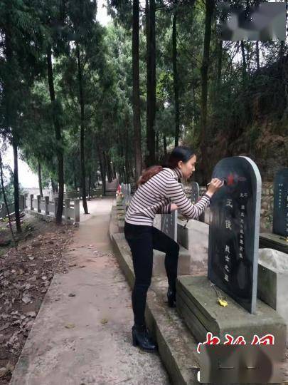 祝欢 李果 张良初冬的清晨,走进长坪山烈士陵园,烈士墓碑上的红色