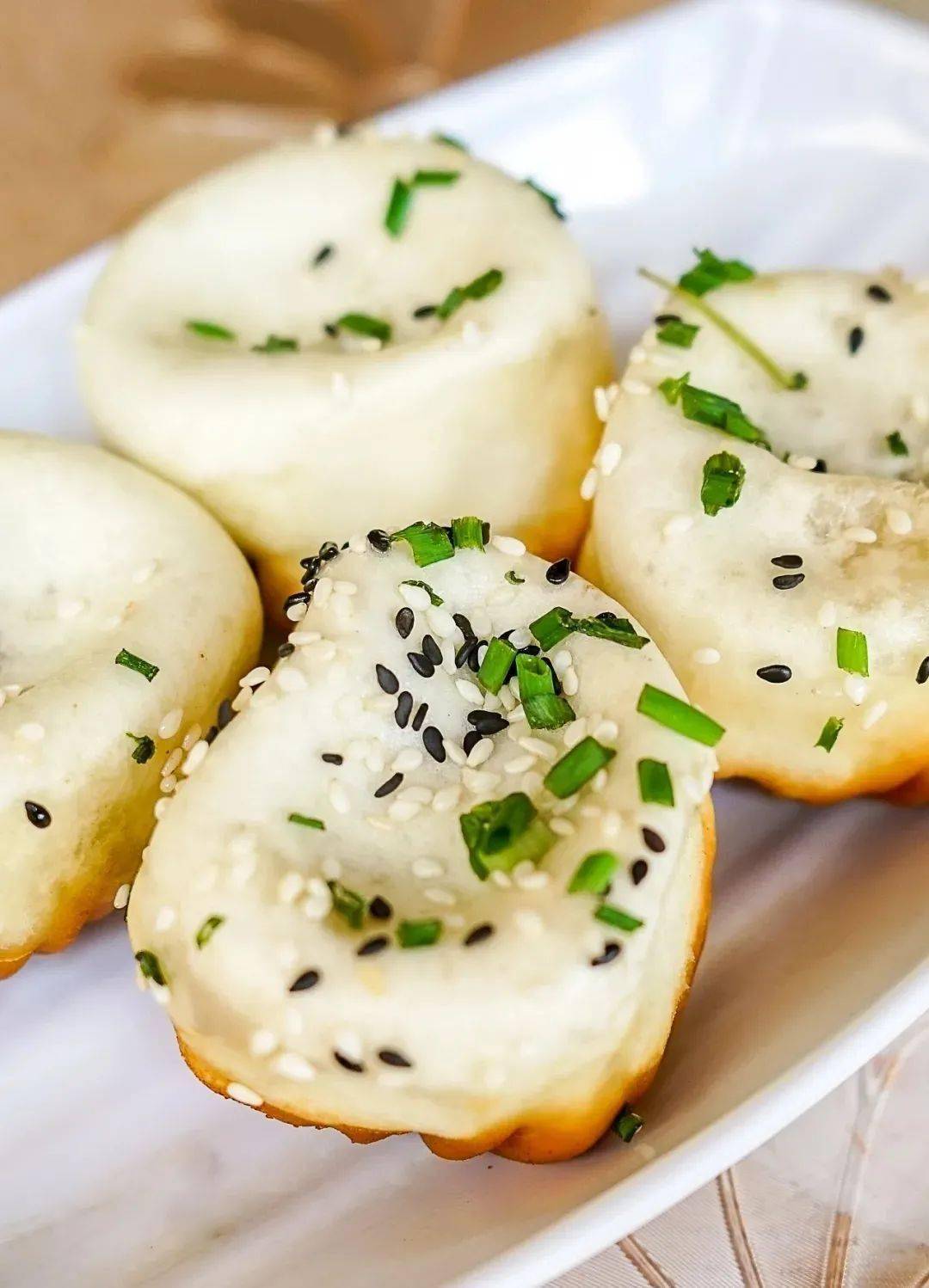 听着这一个个生煎包在锅里滋滋啦啦冒响,可以闻到面粉变熟变透的味道