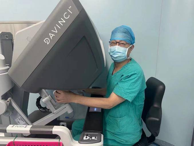 手术禁区,30岁男子患肝尾状叶良性肿瘤,术后仅留下5个"小洞"_姜小清