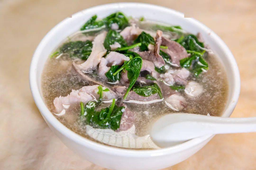 客家人形容好猪肉,常用两个字:"韧""爽",全猪汤里的猪肝软糯,猪肺脆爽