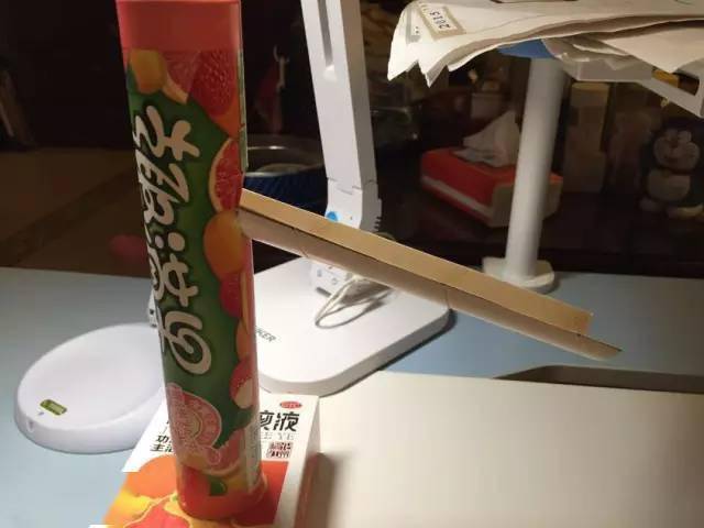 水瓶的上端剪下来,一个衔接在纸筒上,另取两个对接在一起作为接球器