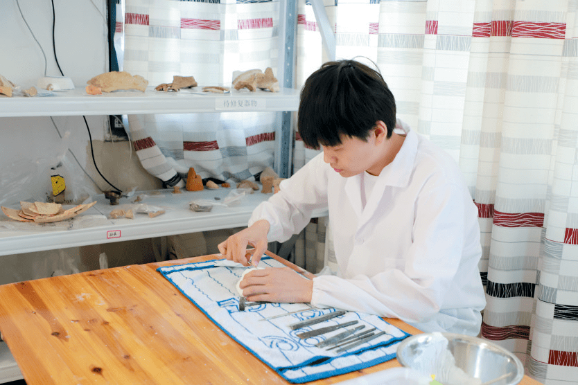 考古人员在对出土陶制品进行修复