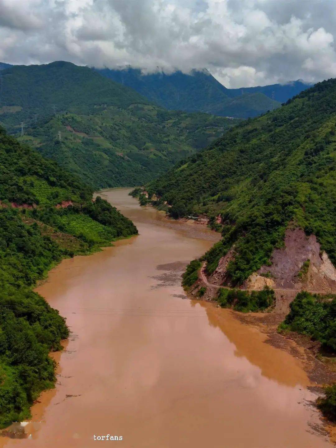 【美丽的阿墨江】阿墨江属于红河水系,因穿越在崇山峻岭而形成一条