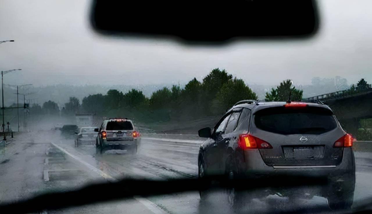 下雨天开车真实图片